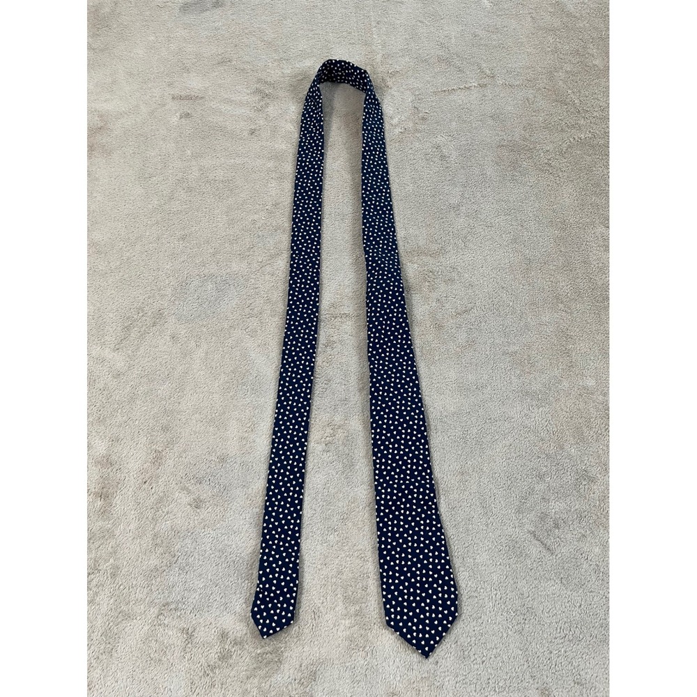 The Tie Bar Mens Navy Blue White Heart 100% Cotton Necktie 2.5 Inch Width GOOD